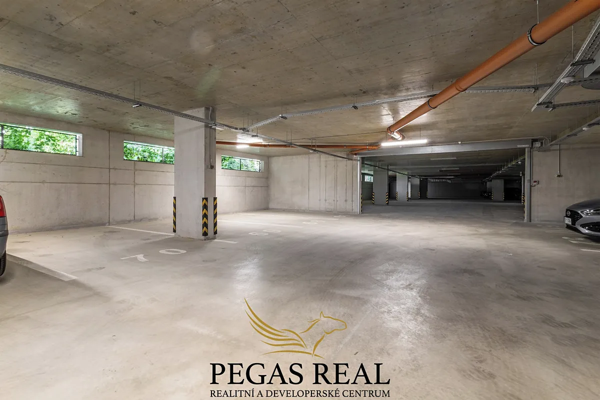 Pronájem garážového stání 14 m²